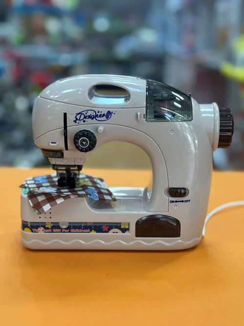 چرخ خیاطی اسباب‌بازی مدل ۶۷۸۳ | بازی آموزشی دخترانه با نور و صدا