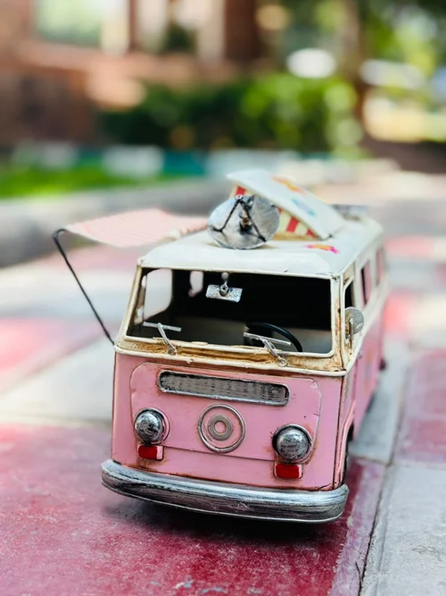 ماکت فلزی فولکس‌واگن کمپر ون (VW Bus) مدل مسافرتی صورتی و سفید